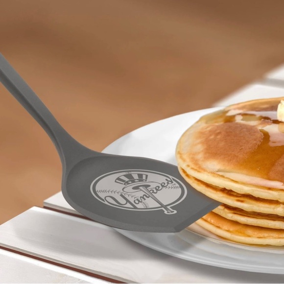 Officially-licensed MLB New York Yankees Fan Flipper Spatula - Picture 4 of 8